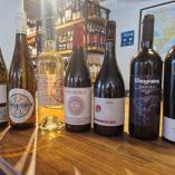 vinflasker der står på et bord