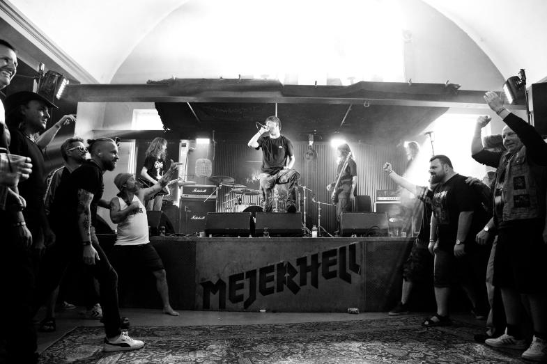 Mænd, der står på en scene. På gulvet står to grupperinger overfor hinanden