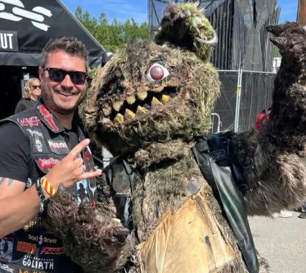 Mads Jacobsen der krammer en horrorbjørn på copenhell 2025