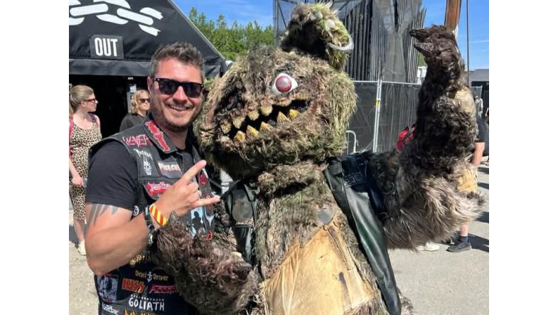 Mads Jacobsen der krammer en horrorbjørn på copenhell 2025